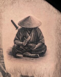 Tatuagem Samurai sentado com chapéu tradicional