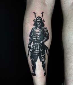 Tatuagem Samurai tradicional na panturrilha