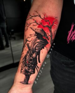 Tatuagem Samurai com árvore e sol no antebraço