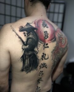 Tatuagem Samurai comuma espada nas costas