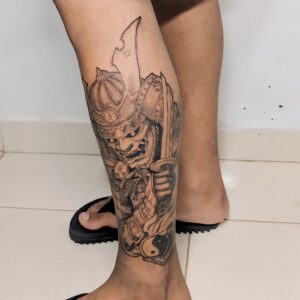 Tatuagem Samurai Grande na Perna Detalhada