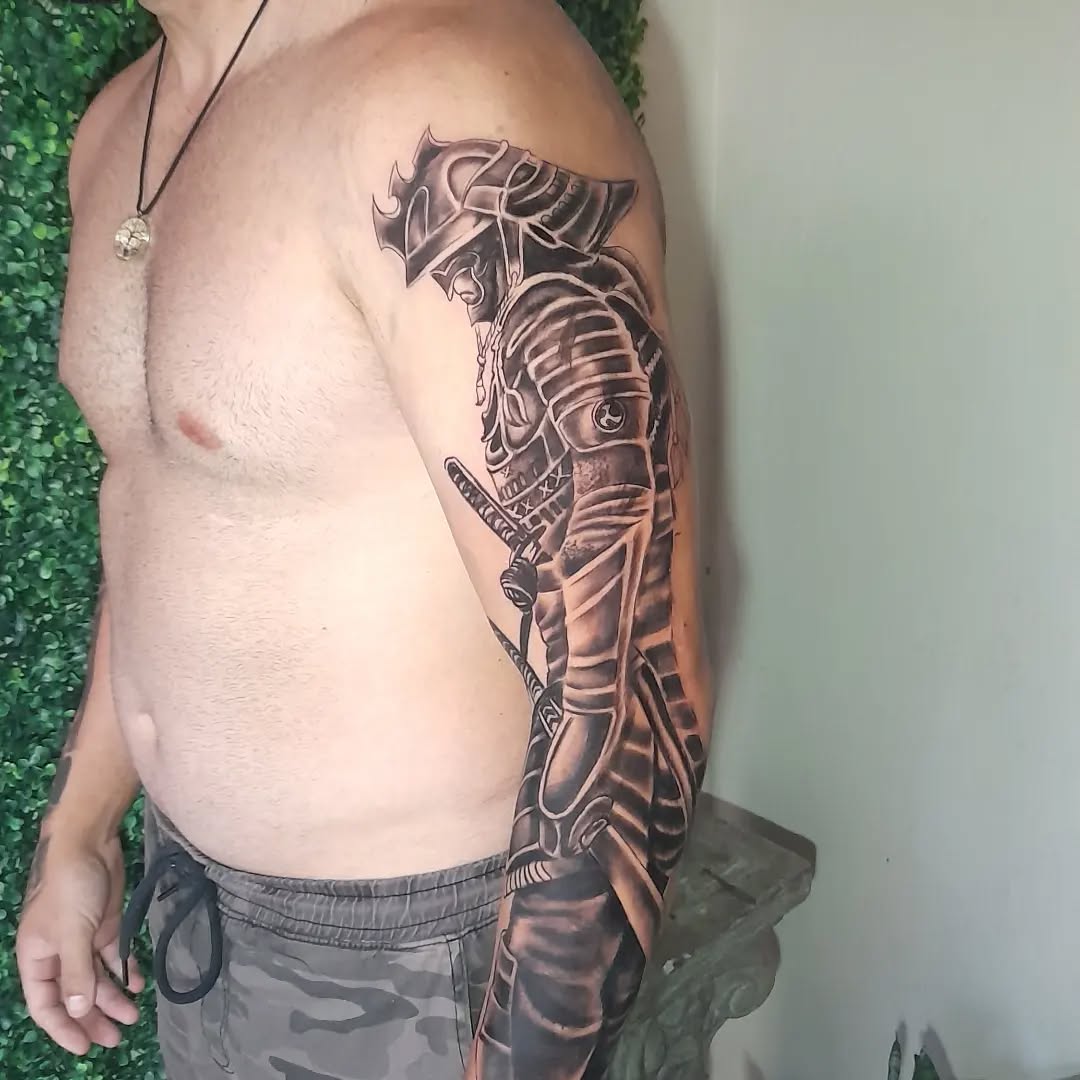 Tatuagem Samurai no braço com armadura detalhada
