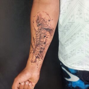 Tatuagem Samurai no antebraço em detalhes finos