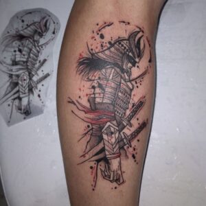 Tatuagem Samurai com duas espadas na perna