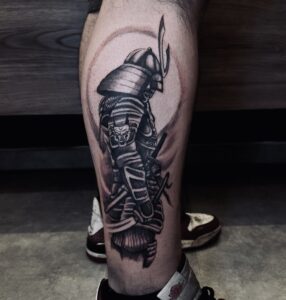 Tatuagem Samurai com armadura em perna Masculina
