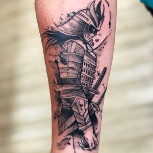 Tatuagem Samurai armadura moderna no braço