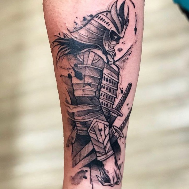 Tatuagem Samurai armadura moderna no braço