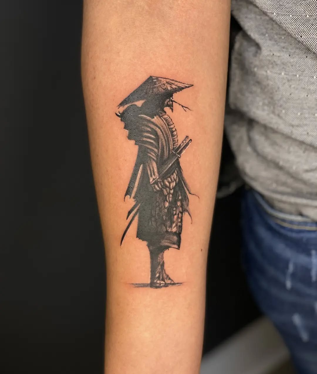 Tatuagem Samurai em pé no braço