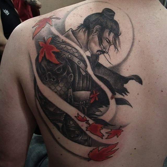 Tatuagem Samurai nas costas com folhas vermelhas