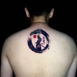 Tatuagem Samurai com dragão nas costas