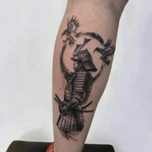 Tatuagem Samurai com dois corvos no antebraço