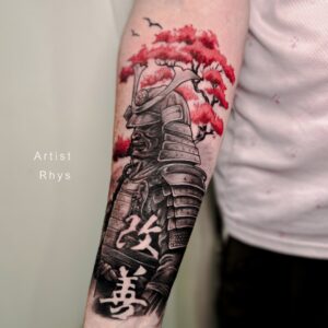 Tatuagem Samurai com armadura moderna no braço