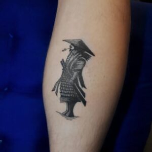 Tatuagem Samurai com chapéu oriental no braço
