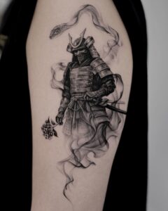 Tatuagem Samurai com armadura e espada no braço