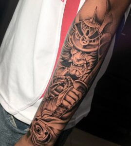 Tatuagem Samurai com capacete no braço