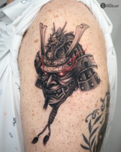 Tatuagem Samurai capacete com dragão no braço