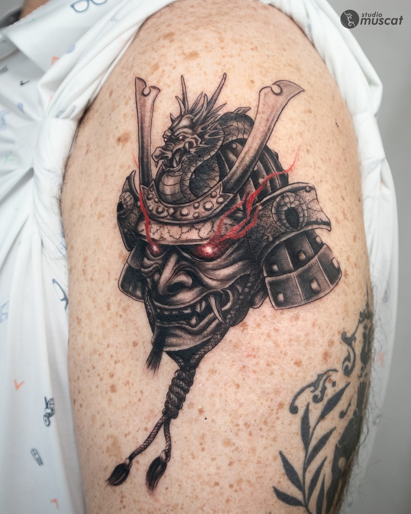 Tatuagem Samurai capacete com dragão no braço