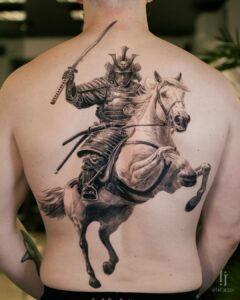 Tatuagem Samurai cavalgando no ombro