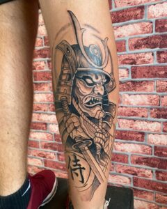Tatuagem Samurai com capacete no braço