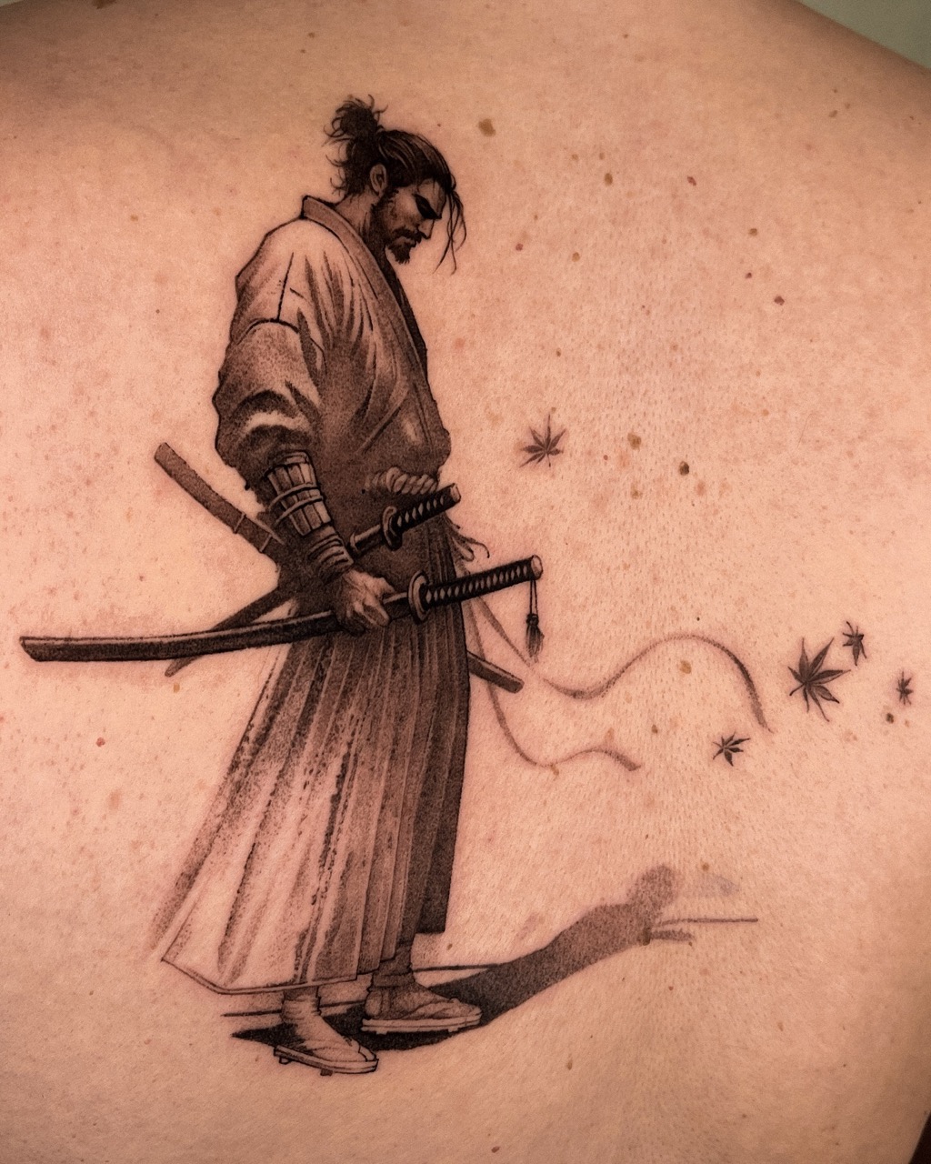 Tatuagem Samurai nas Costas com Folhas