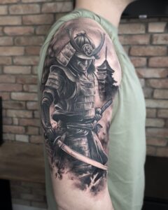 Tatuagem Samurai com armadura e espada no braço