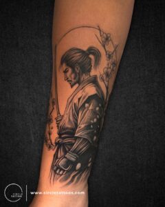 Tatuagem Samurai com flores no antebraço