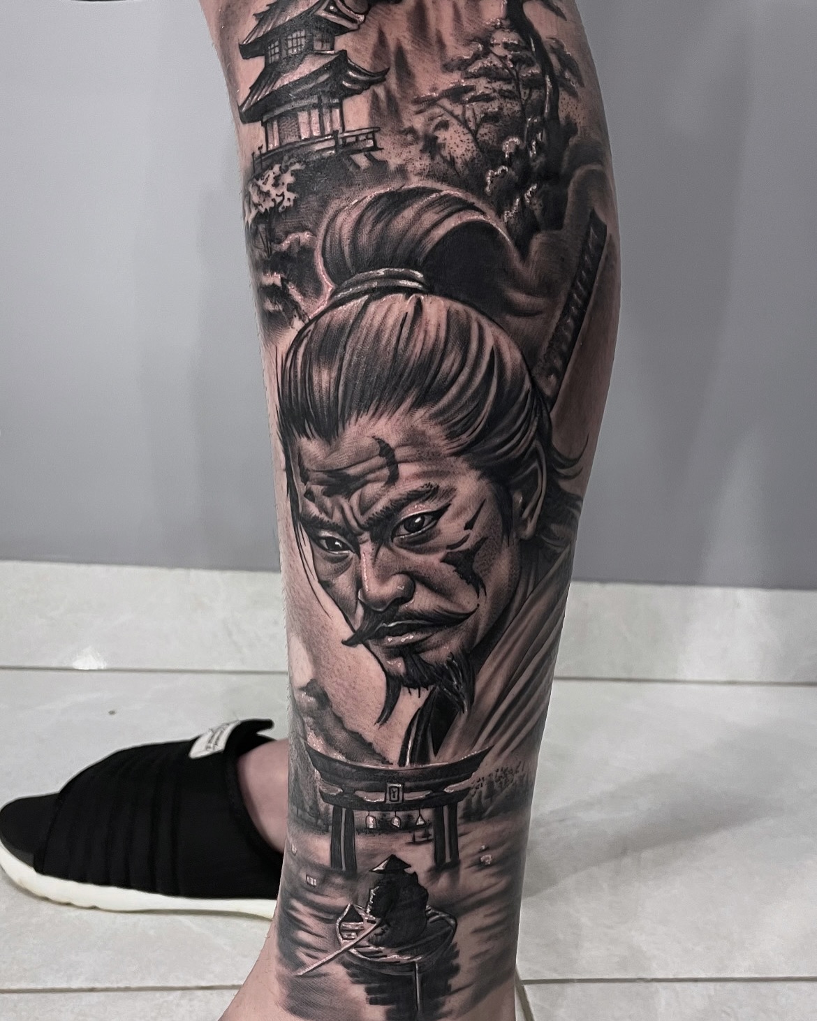 Tatuagem Samurai tradicional na perna