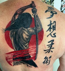 Tatuagem Samurai nas costas com sol nascente