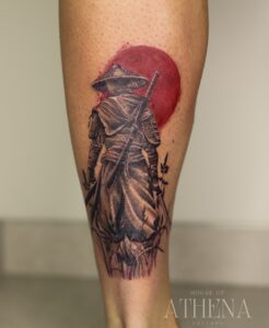 Tatuagem Samurai Grande com chapéu de palha na perna