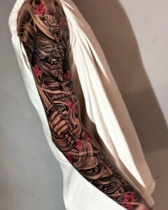 Tatuagem Samurai completo com flores de cerejeira