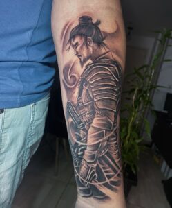 Tatuagem Samurai com armadura no braço