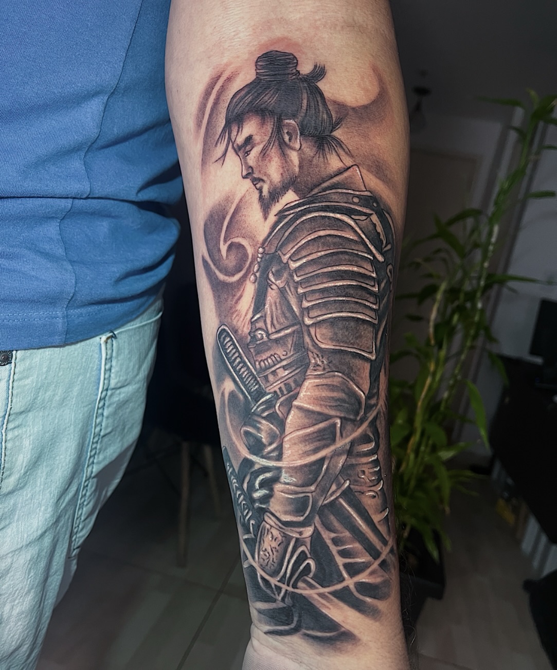 Tatuagem Samurai com armadura no braço