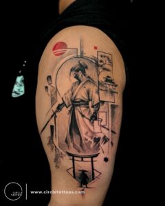 Tatuagem Samurai moderna no braço com katana