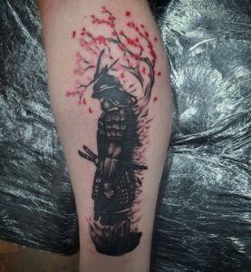 Tatuagem Samurai com floresta ao fundo no braço