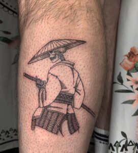 Tatuagem Samurai com chapéu de palha detalhada na perna