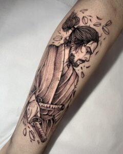 Tatuagem Samurai com folhas no braço