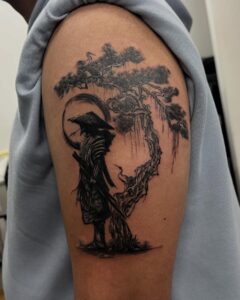 Tatuagem Samurai com árvore no braço