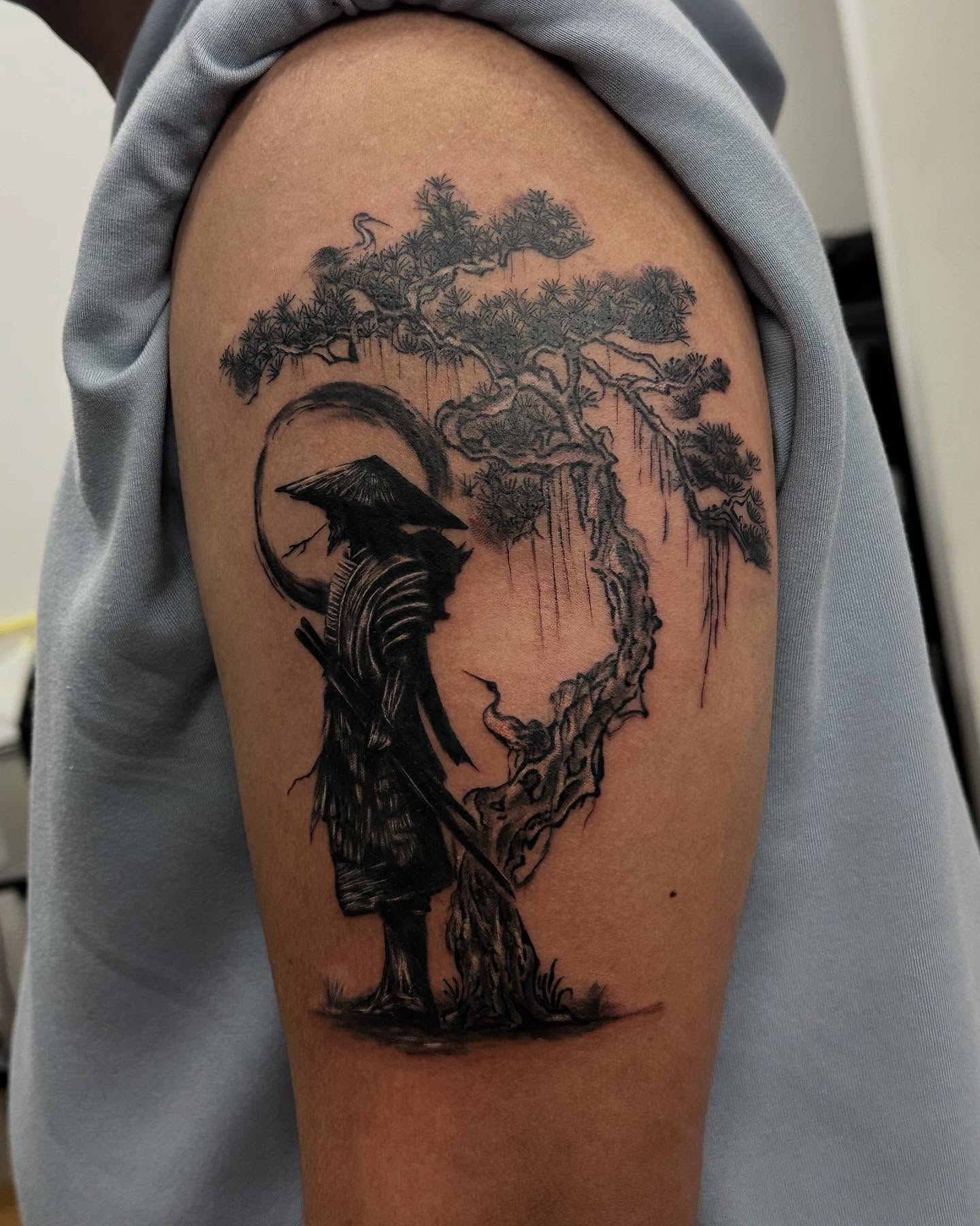 Tatuagem Samurai com árvore no braço