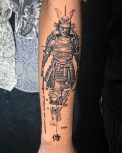 Tatuagem Samurai moderna no antebraço