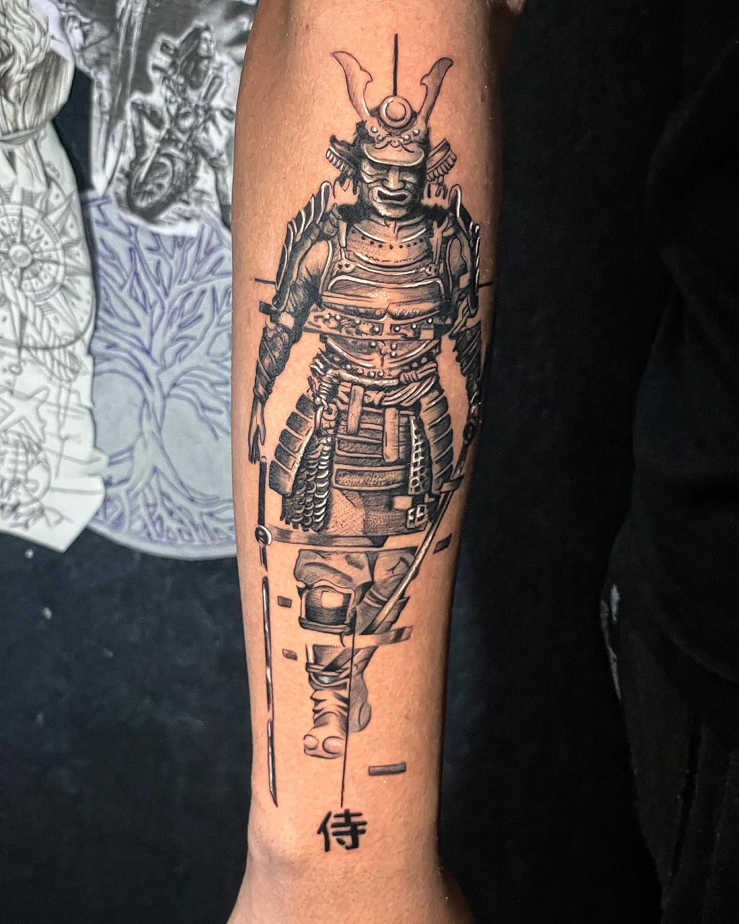 Tatuagem Samurai moderna no antebraço