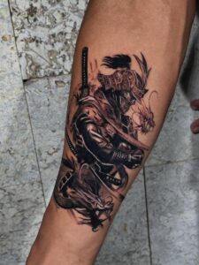 Tatuagem Samurai com capacete e espada no braço