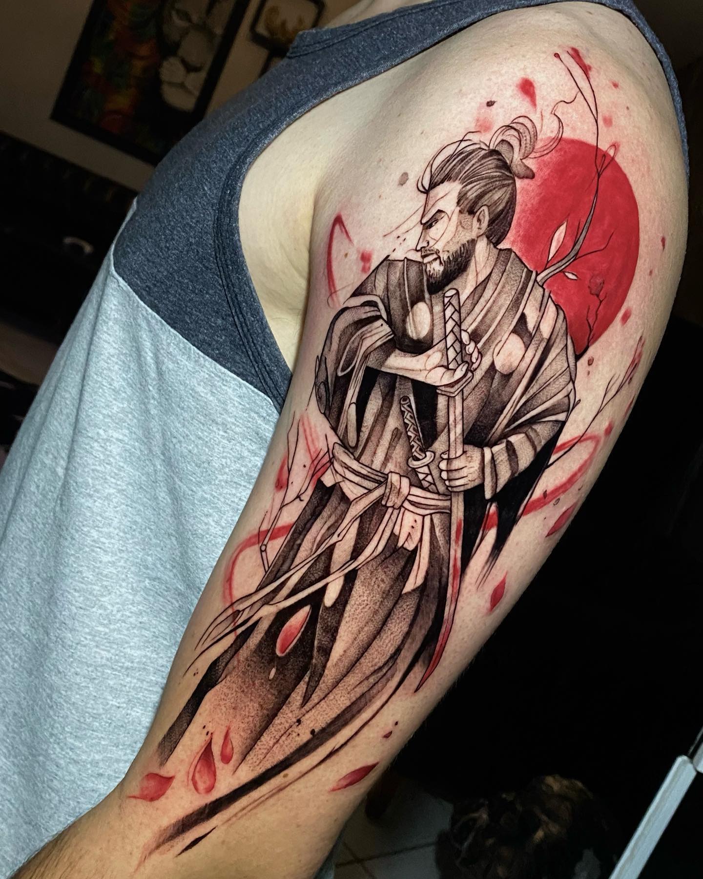 Tatuagem Samurai com sol vermelho no braço