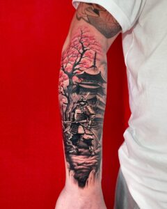 Tatuagem Samurai com árvore no antebraço