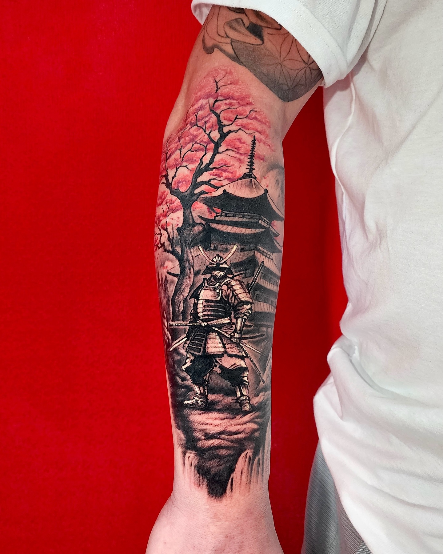 Tatuagem Samurai com árvore no antebraço