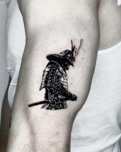 Tatuagem Samurai em perfil no braço