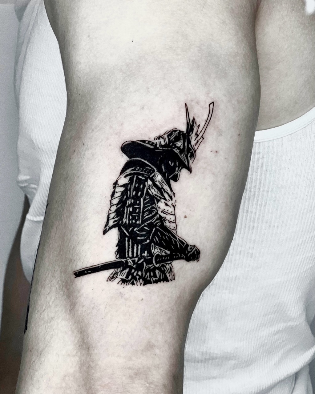 Tatuagem Samurai em perfil no braço