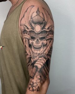 Tatuagem Samurai braço com capacete detalhado