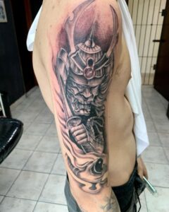 Tatuagem Samurai commascara guerreiro realista braço