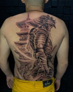 Tatuagem Samurai Grande nas Costas com Armadura