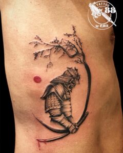 Tatuagem Samurai com capacete sob árvore no torso